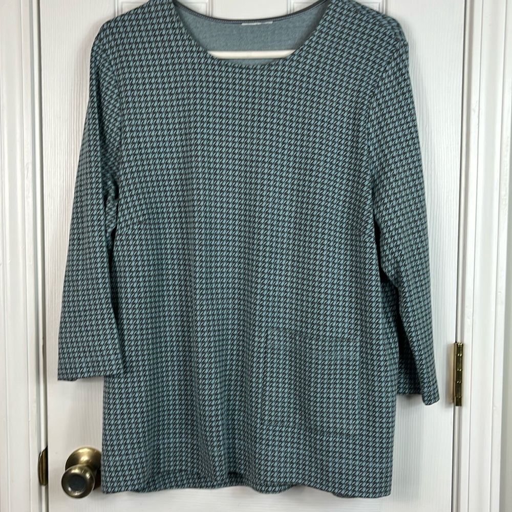 Blue and black hounds tooth 3/4 length sleeves sweater bust 21”. Pocket no tags